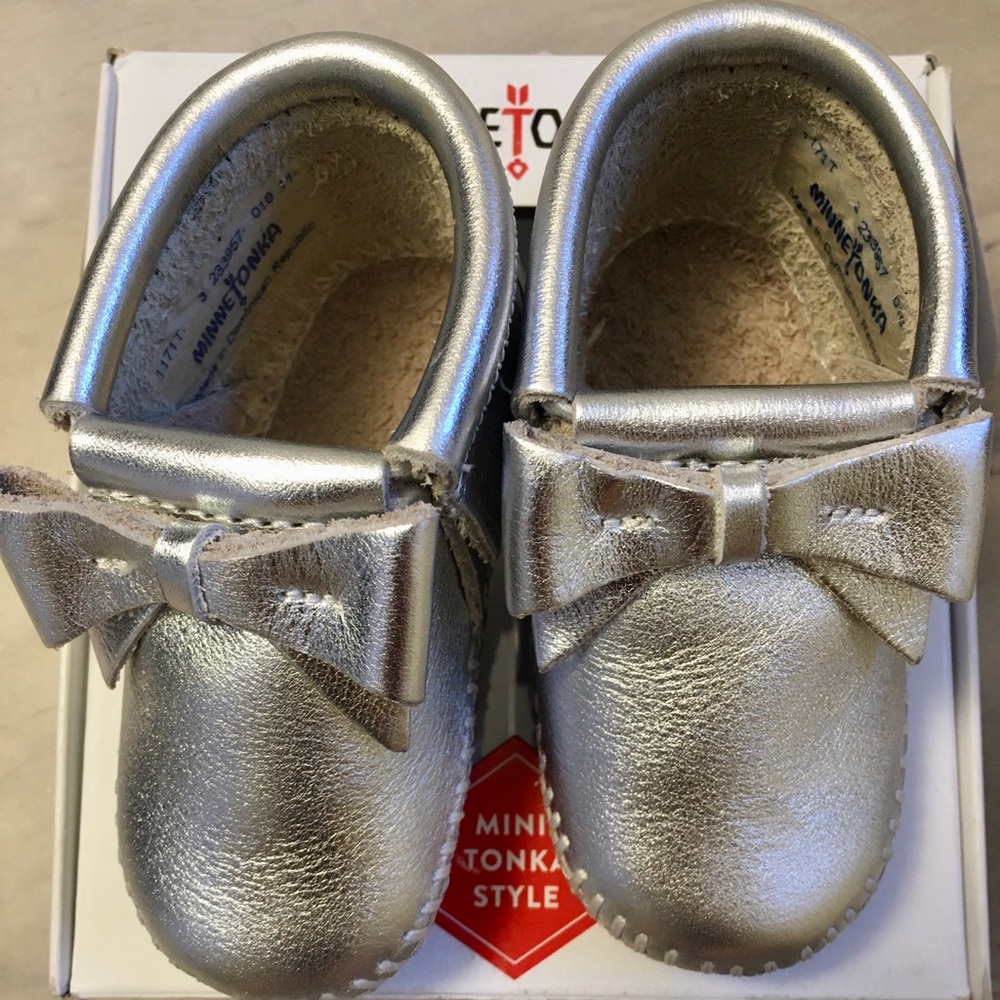 Minnetonka Infant Rosie silver bootie size 3